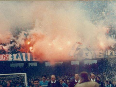 Lo striscione piccolo del Cucs a fianco a quello dei Blue Lions in curva A, in occasione del Napoli-Lazio della stagione 84/85