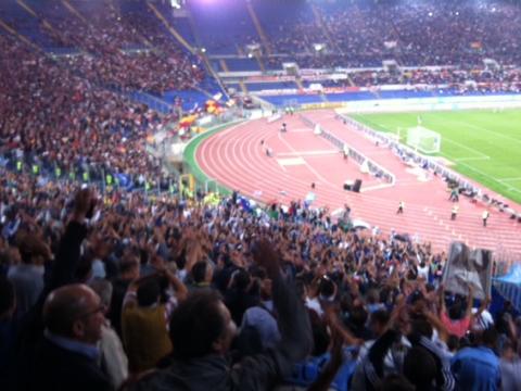 I tifosi napoletani nel settore ospiti dell'Olimpico a pochi minuti dal fischio d'inizio di Roma-Napoli