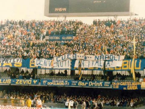 Ecco i due striscioni con cui i tifosi del Verona accolsero i napoletani nel febbraio dell’86: “Lavatevi” e “Benvenuti in Italia”