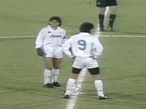Maradona e Careca stanno per battere il calcio d’inizio di Bordeaux-Napoli, andata degli ottavi di Coppa Uefa 88/89