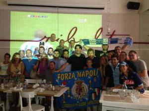 Gli appassionati del Napoli club New York, che in pochi mesi ha già raccolto 50 iscrizioni, in festa davanti al maxischermo del ristorante “Ribalta”