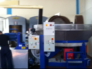 Una fase della produzione dell'olio presso l'Antico frantoio Insegno di Deliceto: a destra la tradizionale macina